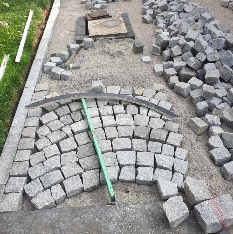 Grey Split Granite Setts 10 x 10 x 10 cm - 1 Ton
