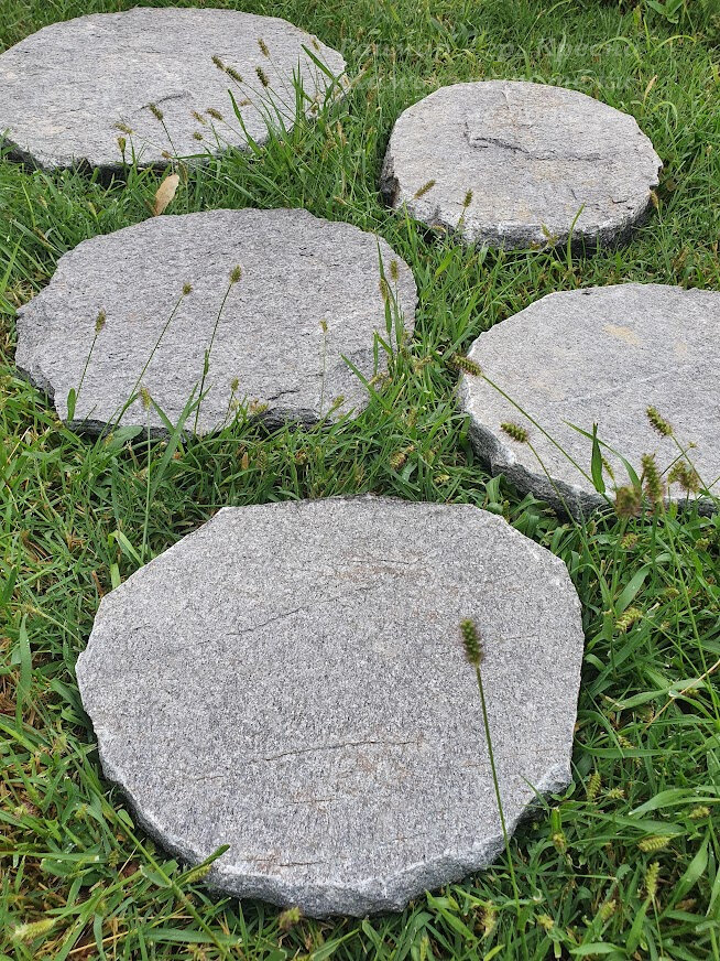 Natural Gneiss Garden Stepping Stone 35–45 cm - Price per Piece