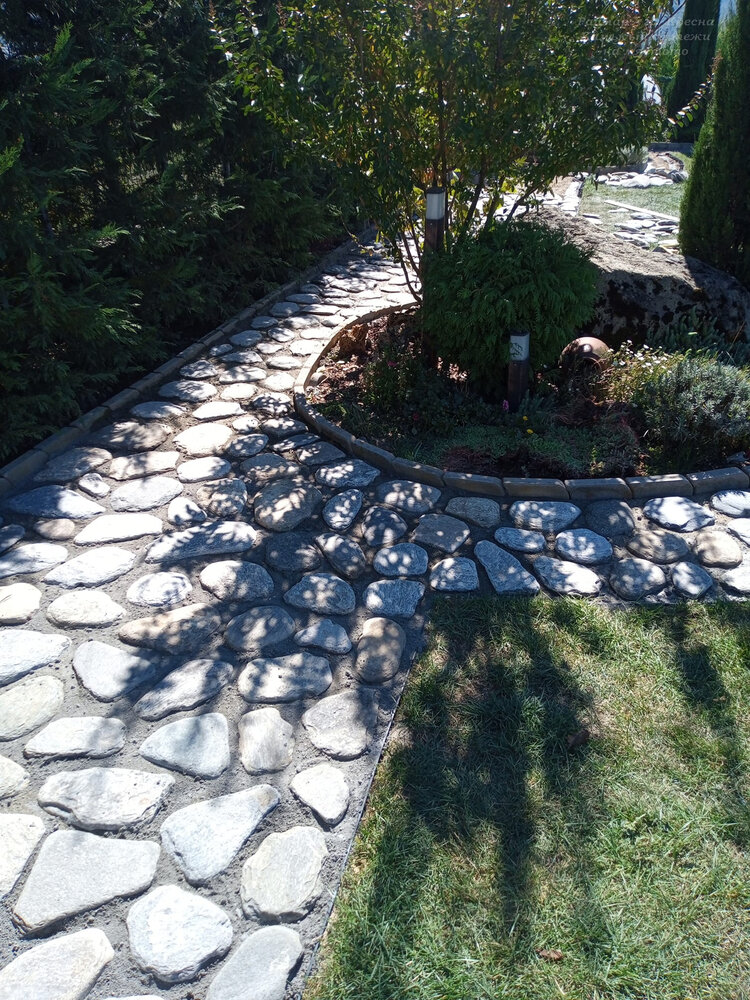 Flat Natural Gneiss River Stone Slabs - 1 Ton