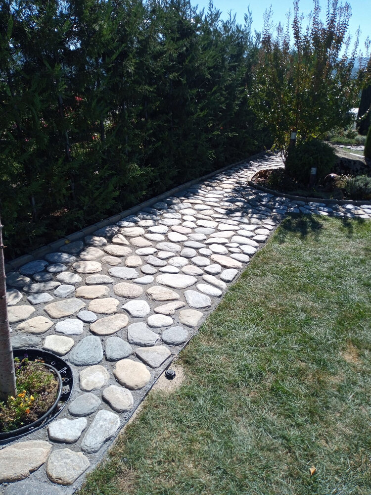 Flat Natural Gneiss River Stone Slabs - 1 Ton