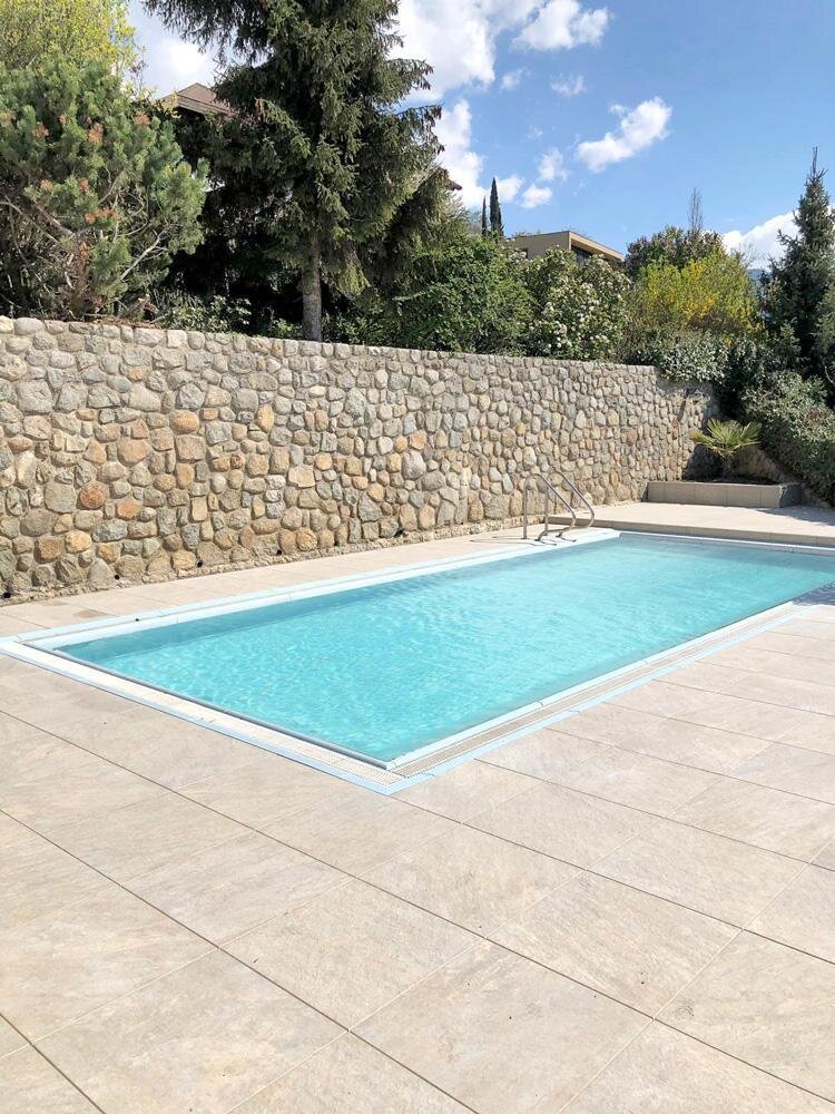 Flat Natural Gneiss River Stone Slabs - 1 Ton