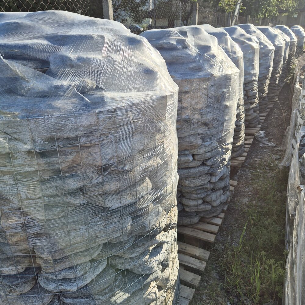 Flat Natural Gneiss River Stone Slabs - 1 Ton