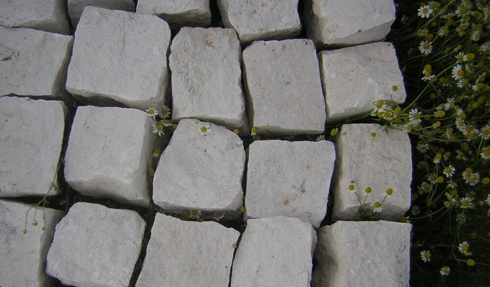White Vratsa Limestone Setts 10 x 10 x 10 cm - 1 Ton