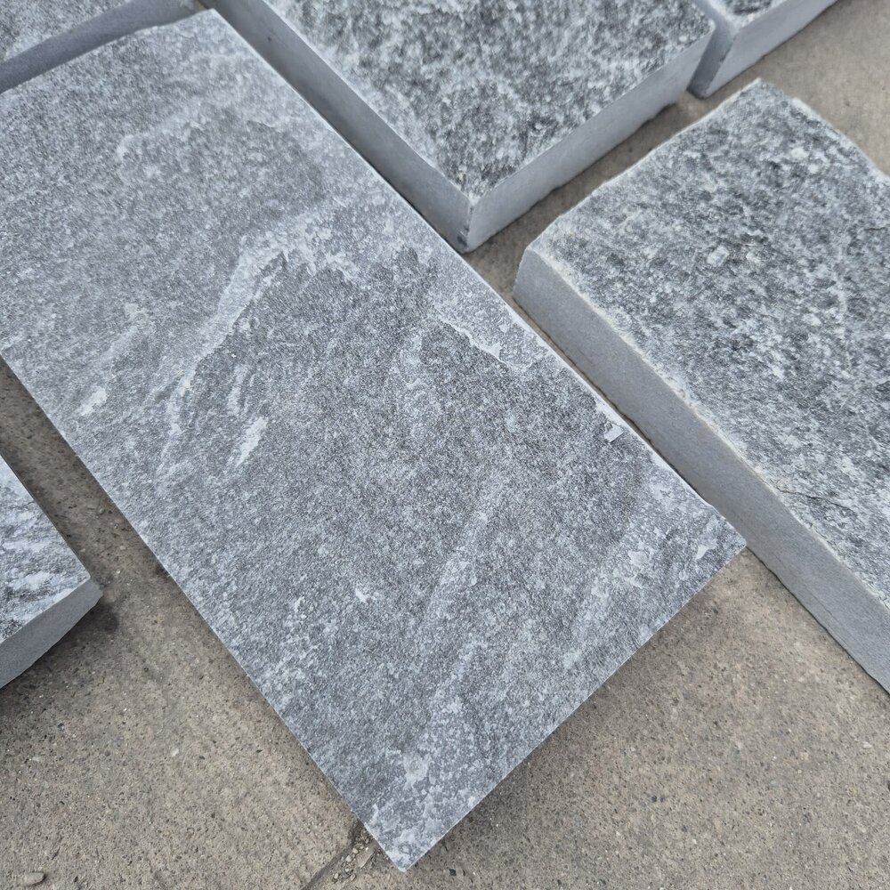 Павета от гнайс Графит 20×10×2–3 см, машинно рязани