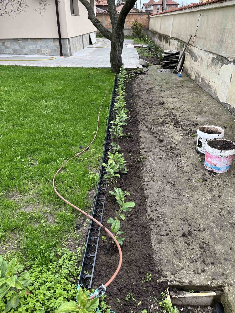 Garden Lawn Edging 100×4.5×8 cm + 2 Ground Spikes