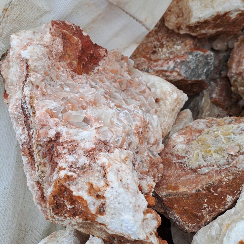 Декоративен камък Оникс Кристал 10–30 см за алпинеум – кг
