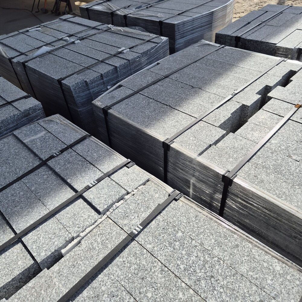 Рязан бордюр от сив гранит Хера 10×15×40–80 см, без скосяване