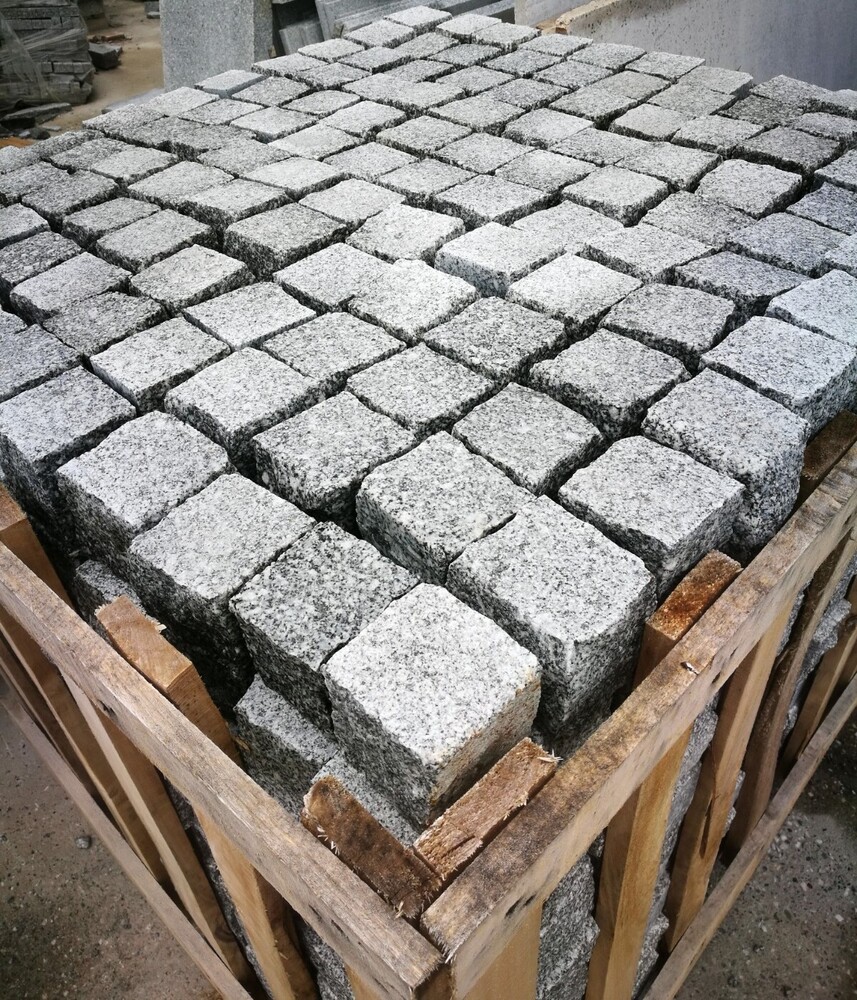 Сиви гранитни павета 10×10×10 см с две равни страни