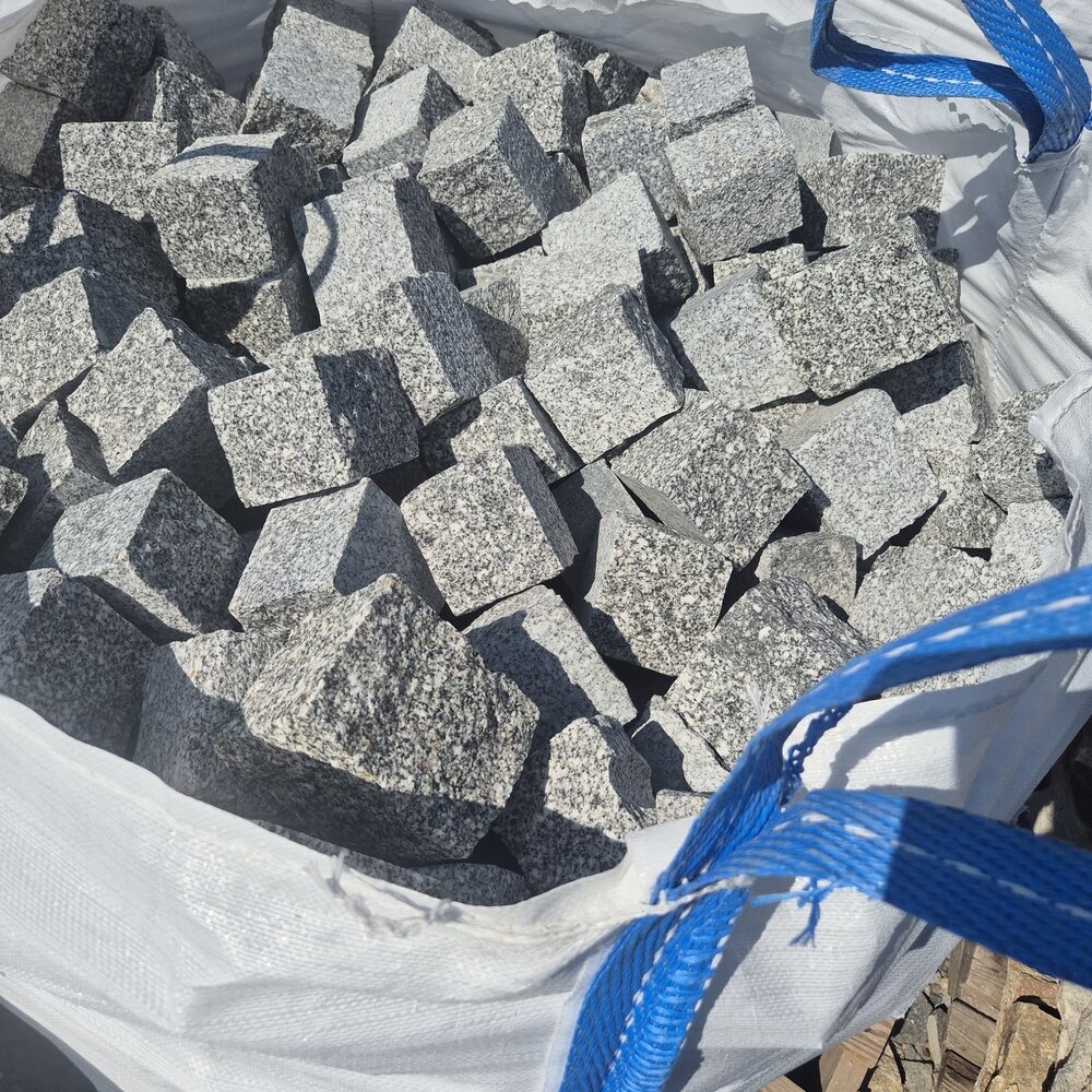Сиви гранитни павета 10×10×10 см с две равни страни