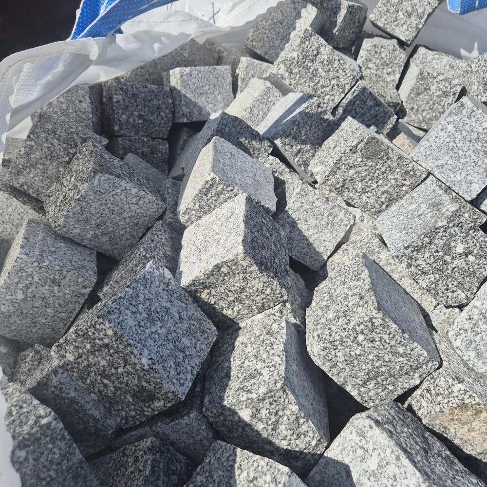 Сиви гранитни павета 10×10×10 см с две равни страни