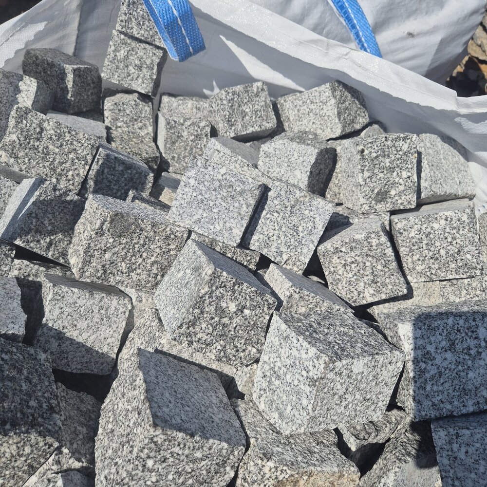Сиви гранитни павета 10×10×10 см с две равни страни