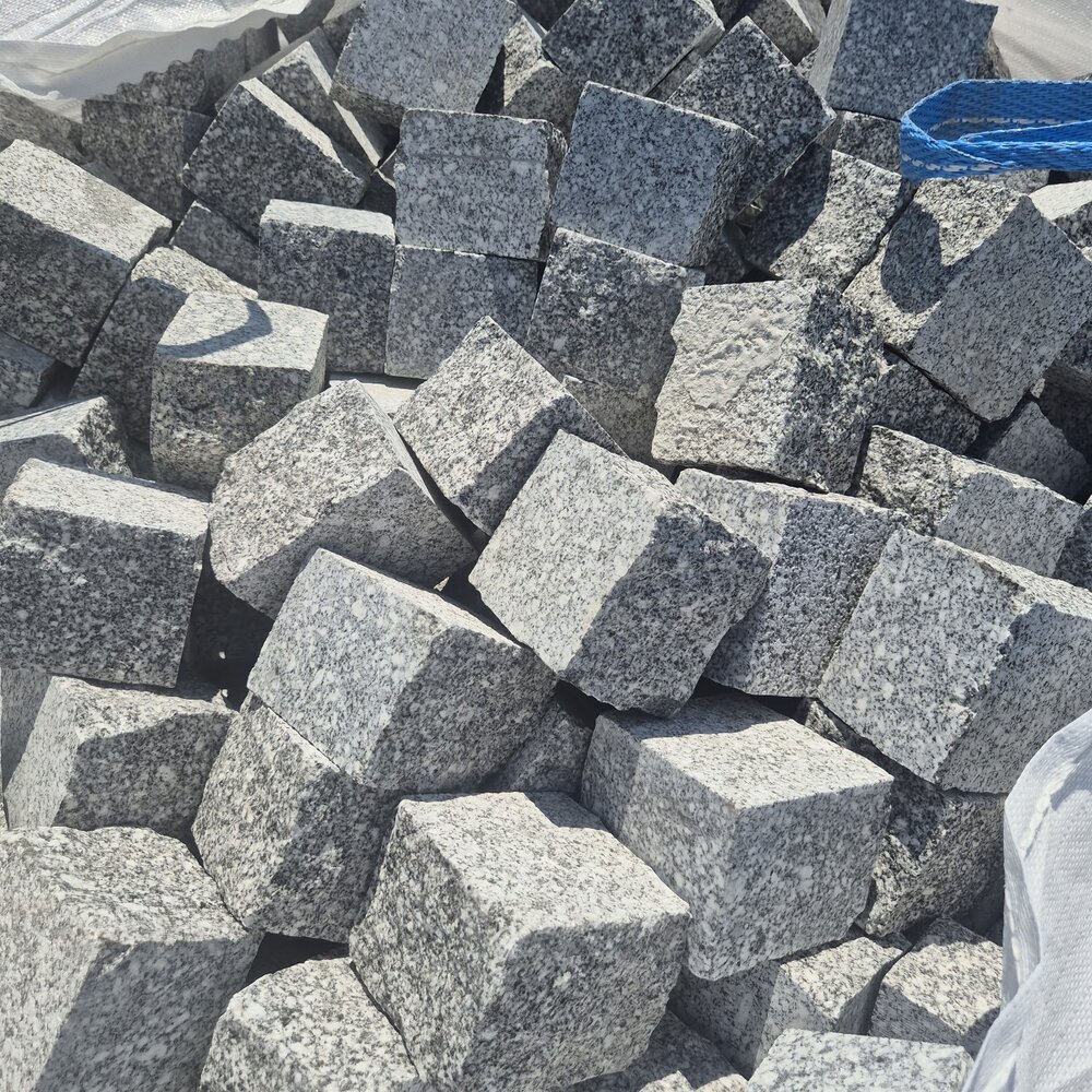 Сиви гранитни павета 10×10×10 см с две равни страни