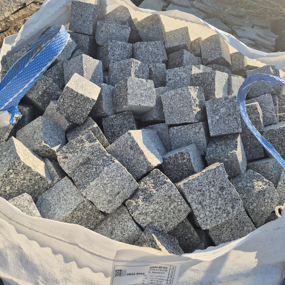 Сиви гранитни павета 10×10×10 см с две равни страни