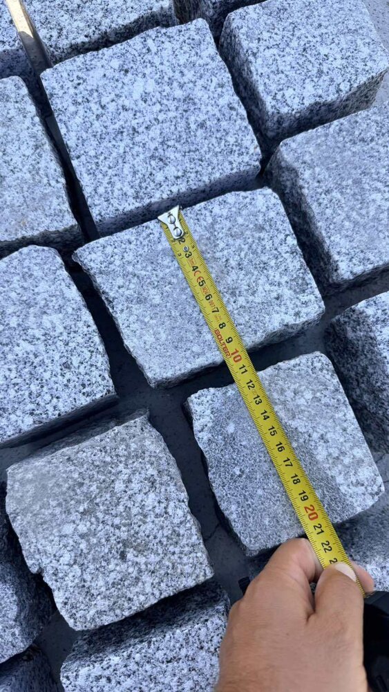 Сиви гранитни павета 10×10×10 см с две равни страни