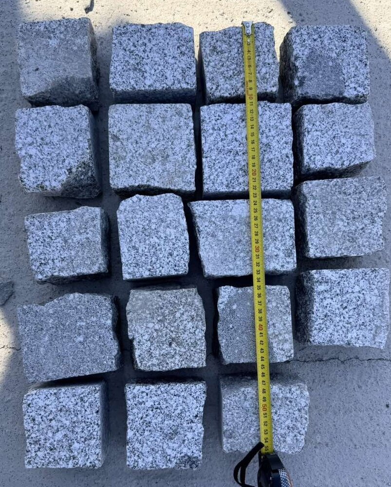 Сиви гранитни павета 10×10×10 см с две равни страни