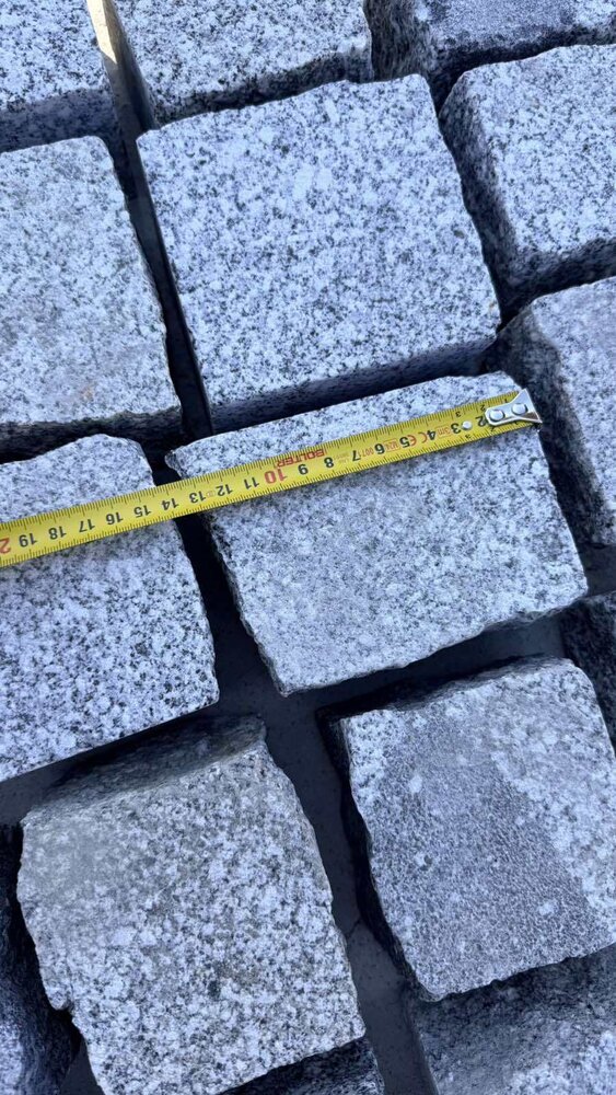 Сиви гранитни павета 10×10×10 см с две равни страни