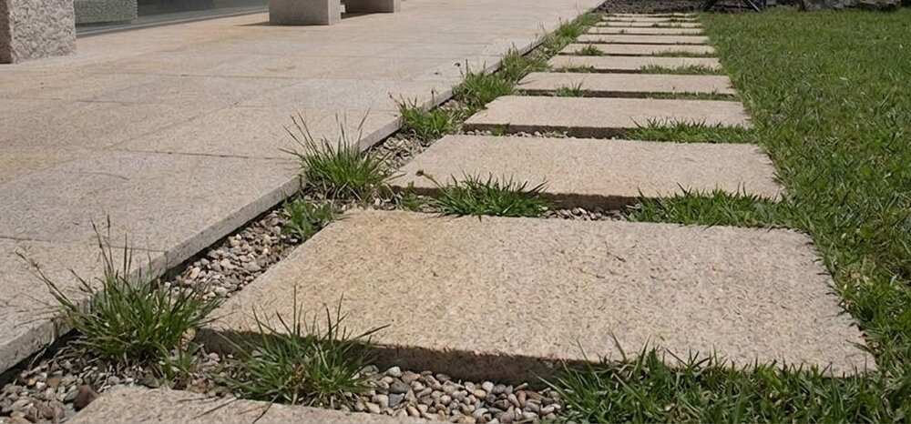 Градинска стъпка от гранит Хелиос 60×40×2.5 см, термолющена