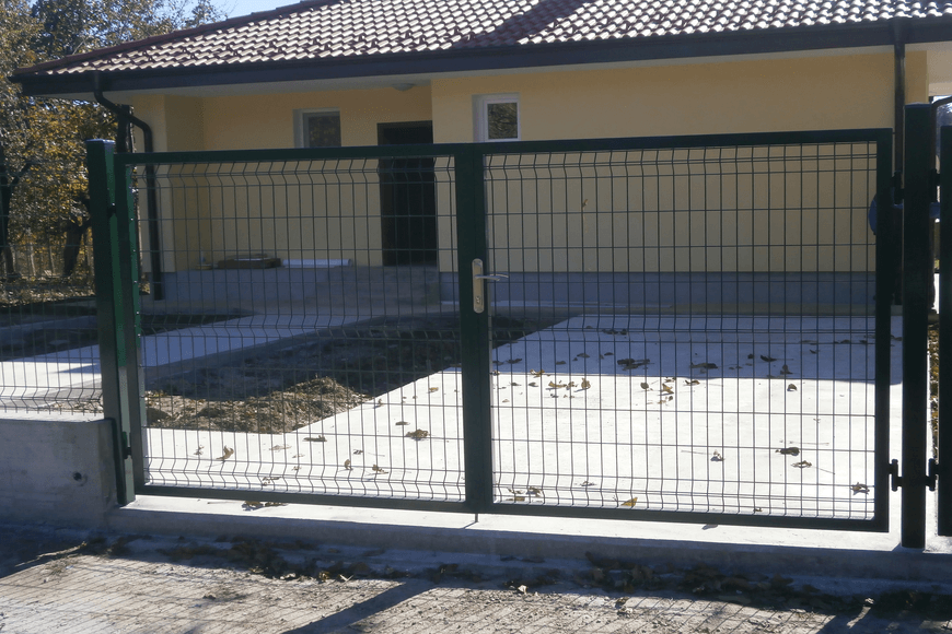 Портал с две крила, Височина 1,8м, Ширина 3,8м, зелено/RAL 6005, 4,3мм Брава, Колове комплект