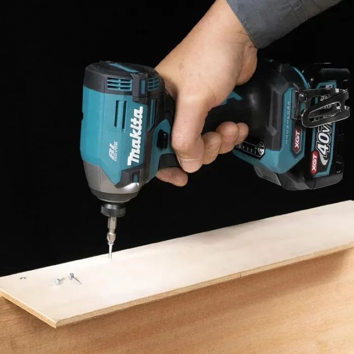 Професионален акумулаторен ударен винтоверт Makita TD003GZ, XGT, 1/4
